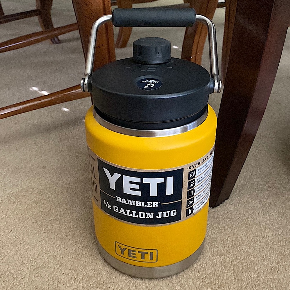 YETI RAMBLER 1/2 gallon jug